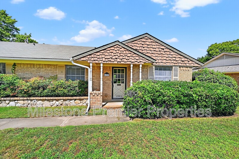 1902 W Shields Dr in Sherman, TX - Building Photo