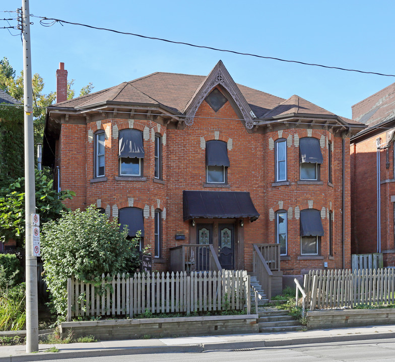 White Oaks Manor in Hamilton, ON - Building Photo