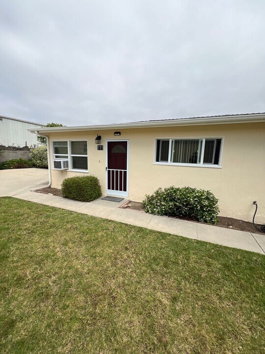 111 W McFarlane Dr in Ventura, CA - Building Photo