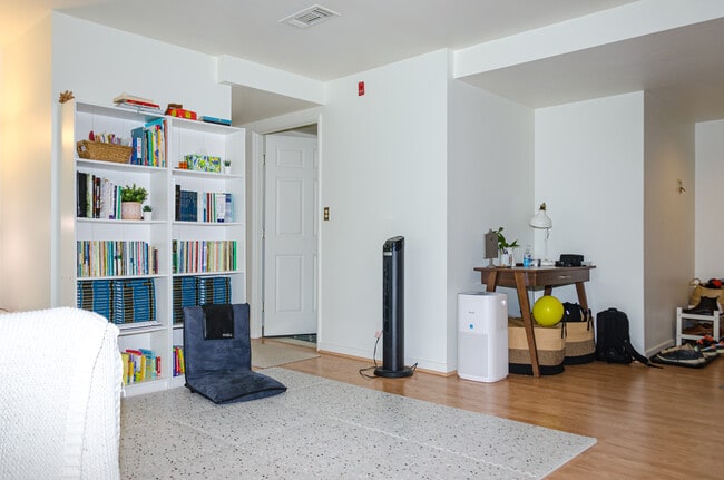 173 Oak St, Unit 401 W in Newton, MA - Foto de edificio - Building Photo