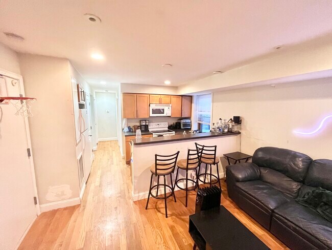 108 Hammond St, Unit 1 in Boston, MA - Building Photo - Building Photo