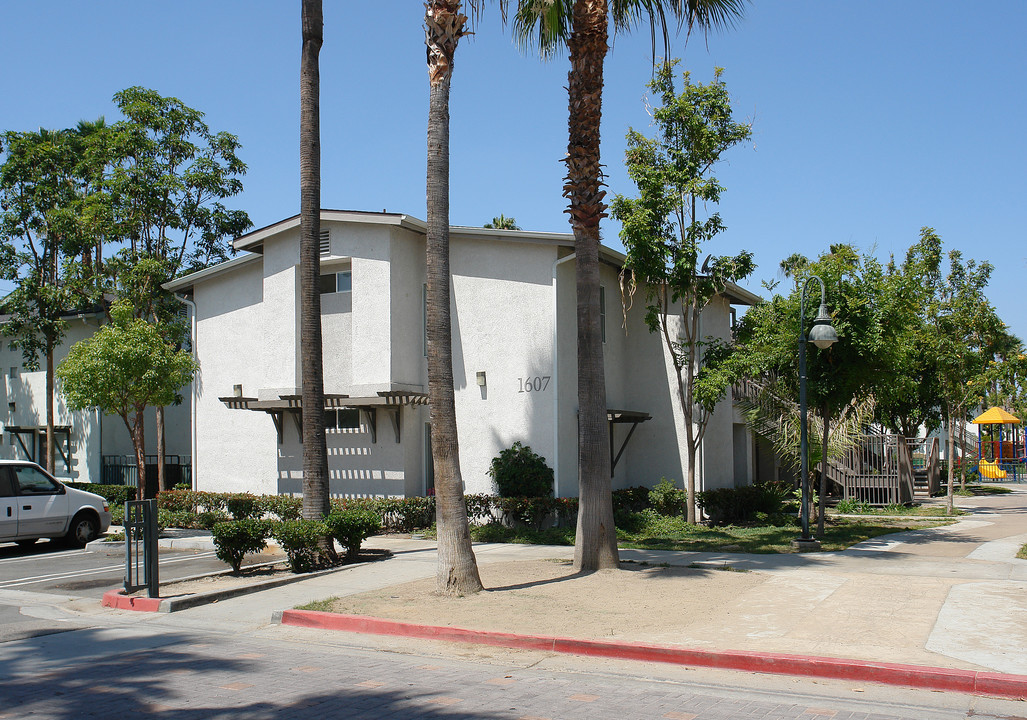 1607 S Calle Del Sol in Anaheim, CA - Building Photo