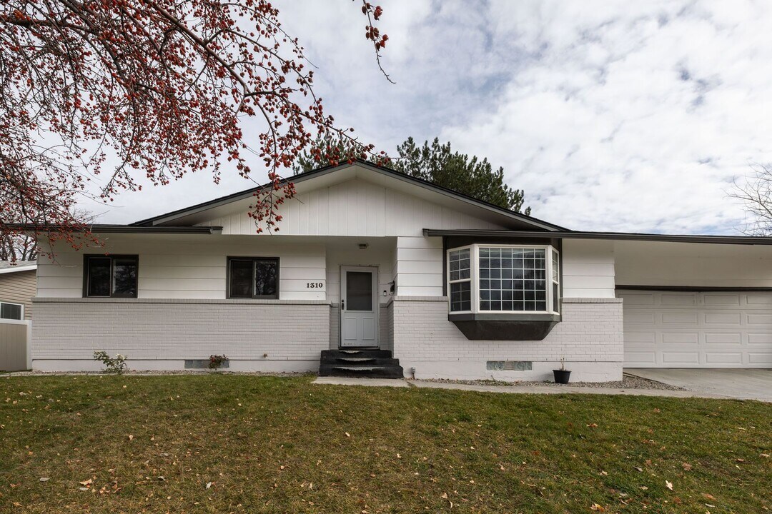 1310 Crescent Ave in Idaho Falls, ID - Building Photo