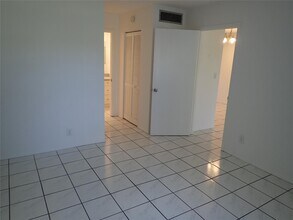 2700 Riverside Dr, Unit 202 in Coral Springs, FL - Building Photo - Building Photo