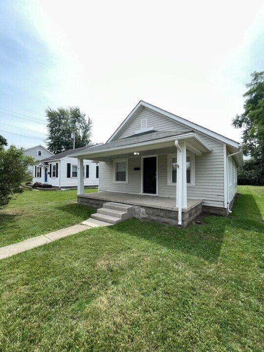 651 E Court St in Urbana, OH - Building Photo