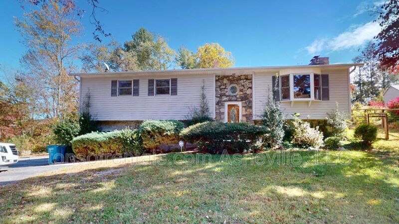 93 Twin Lakes Dr in Candler, NC - Building Photo