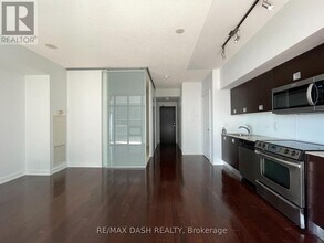 33 Charles St E in Toronto, ON - Building Photo - Building Photo