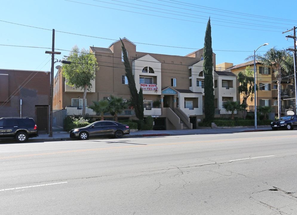 Pavillion Courts in Van Nuys, CA - Building Photo