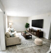 6915 W 16th Dr in Hialeah, FL - Foto de edificio - Building Photo