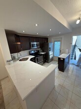 450 Paradise Isle Blvd, Unit 201 in Hallandale Beach, FL - Building Photo - Building Photo