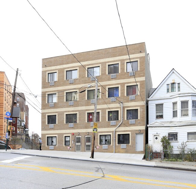 166 W Kingsbridge Rd in Bronx, NY - Building Photo - Building Photo