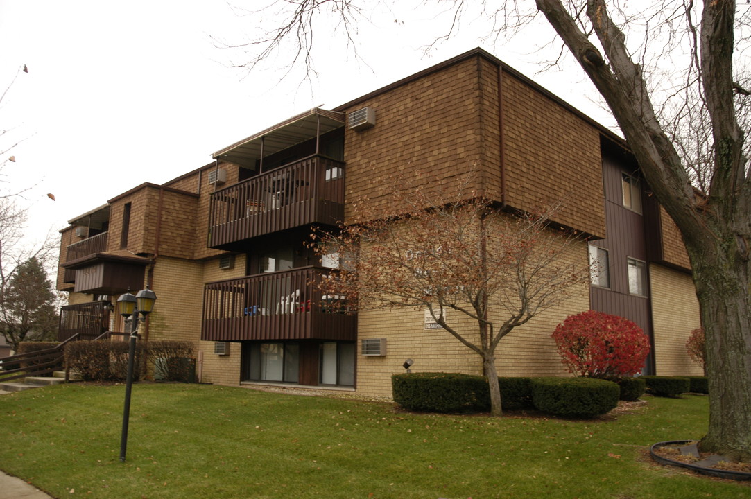 Oneida West Manor in Joliet, IL - Building Photo