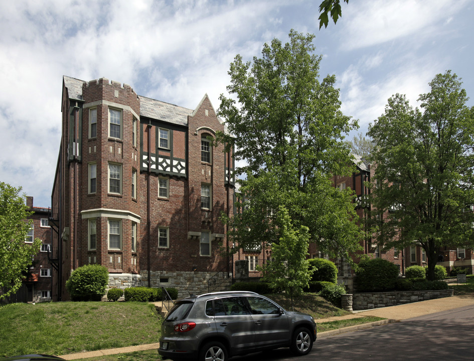 Parkdale in Clayton, MO - Building Photo