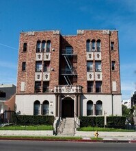 Irolo Apartments in Los Angeles, CA - Foto de edificio - Building Photo