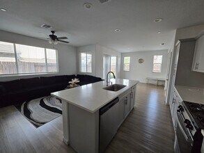 3033 N Creekside St in Visalia, CA - Building Photo - Building Photo