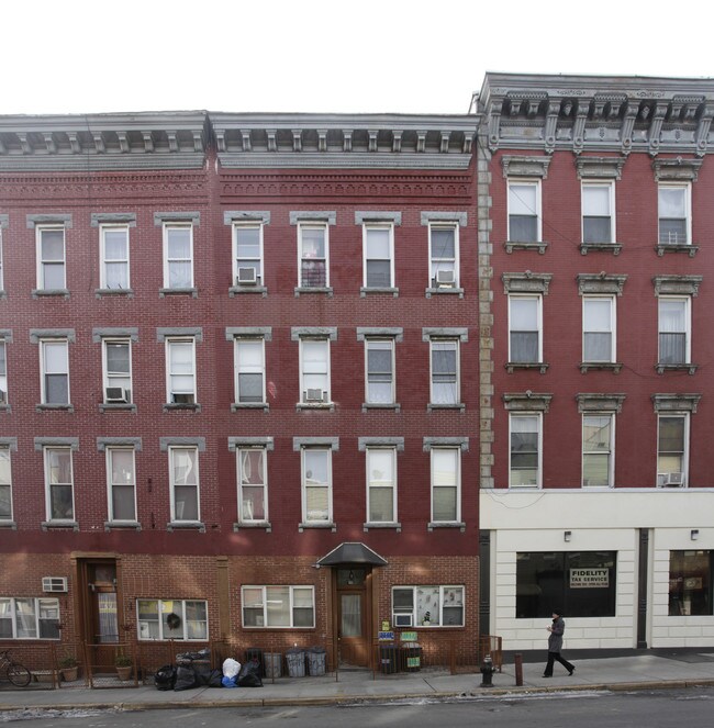 180 Greenpoint Ave in Brooklyn, NY - Building Photo - Building Photo
