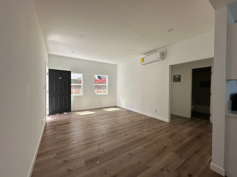 455 W Cowles St in Long Beach, CA - Building Photo