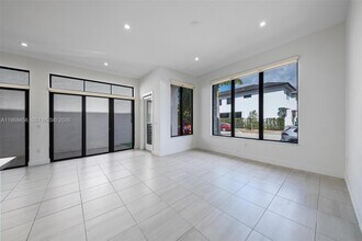 8120 NW 43rd St in Doral, FL - Building Photo - Building Photo