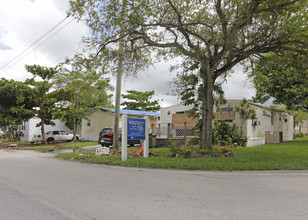 Western Hills in Davie, FL - Foto de edificio - Building Photo