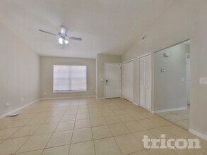 1933 Gregory Dr, Unit A18 in Tampa, FL - Building Photo - Building Photo