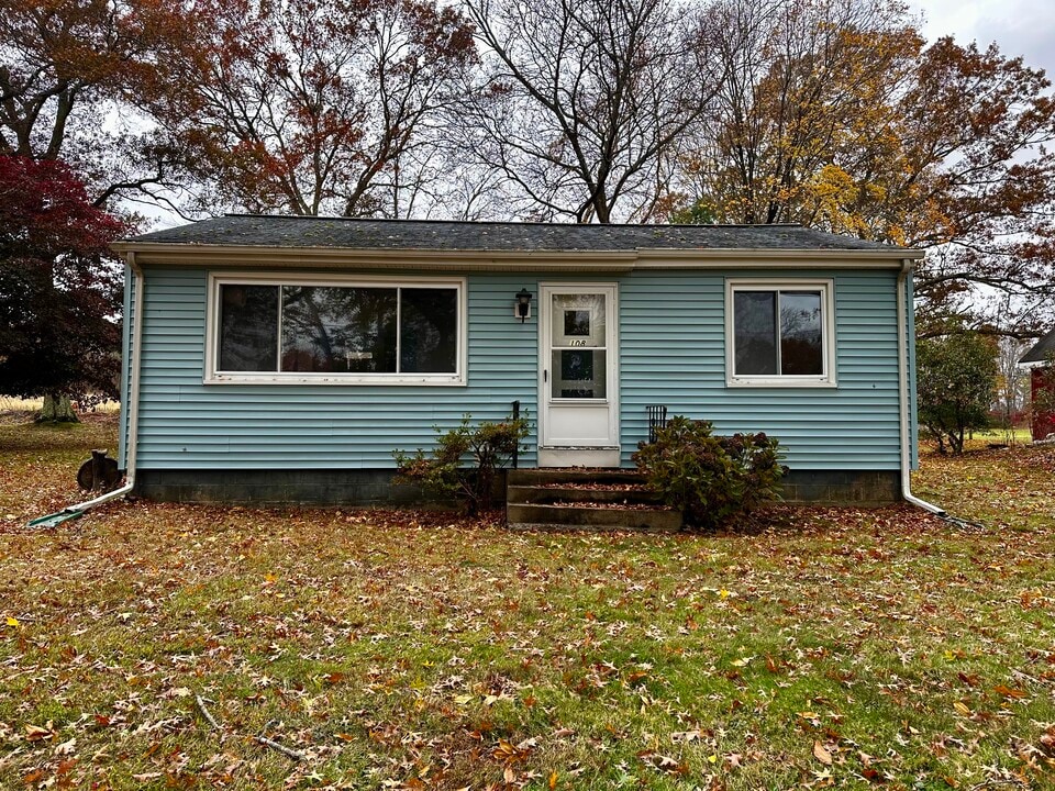 108 Chesterfield Rd in East Lyme, CT - Building Photo