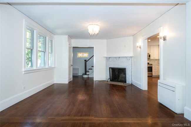 162 Rockingstone Ave in Larchmont, NY - Building Photo - Building Photo