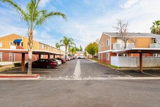 Plymouth Manor Apartments in Riverside, CA - Foto de edificio - Building Photo