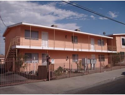 Desert Royal Apartments in Barstow, CA - Building Photo