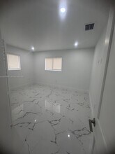 2431 NW 23rd St in Miami, FL - Building Photo - Building Photo