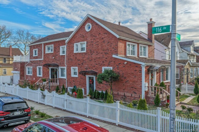 116-01 221st St in Queens, NY - Foto de edificio - Building Photo