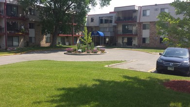 Senior 55+ - Hart Lake Apartments in Columbia Heights, MN - Foto de edificio - Building Photo