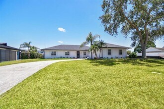 3913 Fontainebleau Dr in Tampa, FL - Building Photo - Building Photo