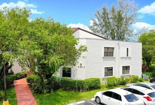 9409 Fontainebleau Blvd in Miami, FL - Building Photo