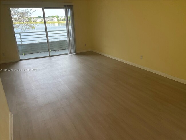 3401 NW 44th St, Unit 201 in Lauderdale Lakes, FL - Building Photo - Building Photo