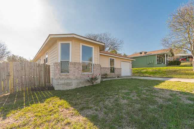 8818 Pensive Dr in Converse, TX - Building Photo - Building Photo