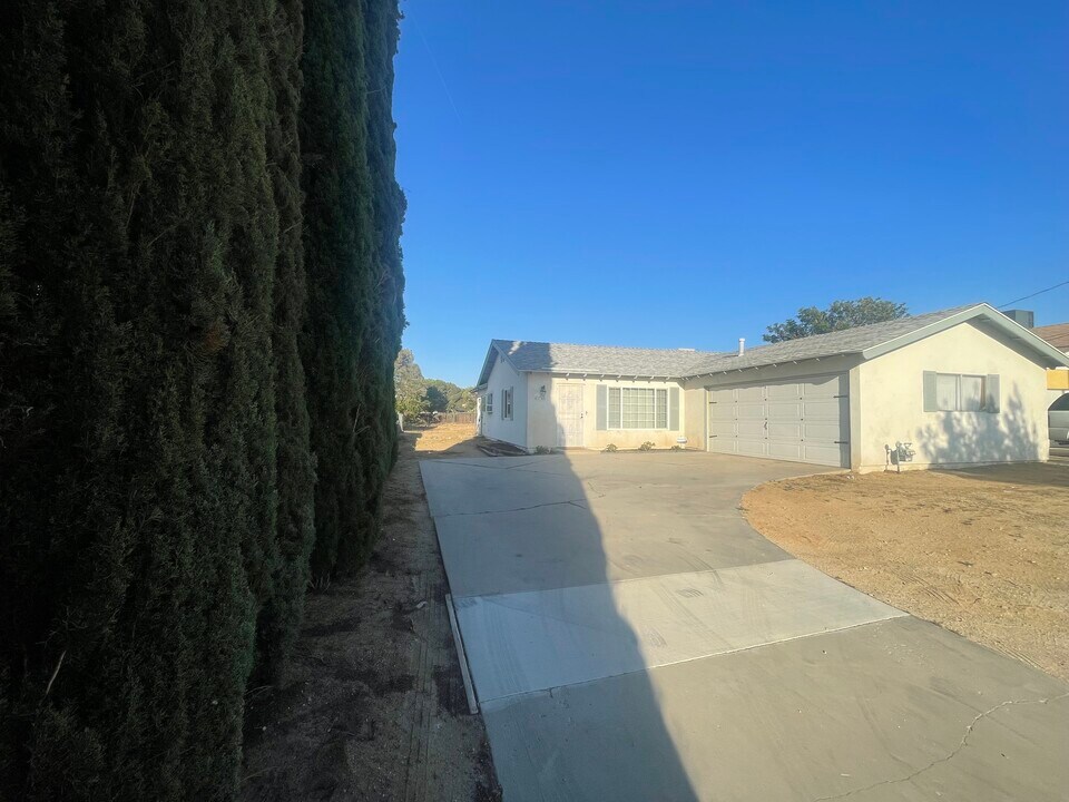 41740 50th St W in Quartz Hill, CA - Building Photo