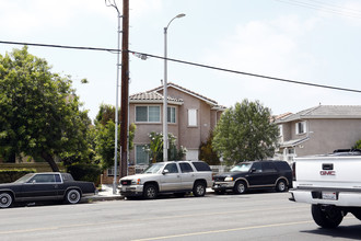 9635 Woodman Ave in Arleta, CA - Foto de edificio - Building Photo