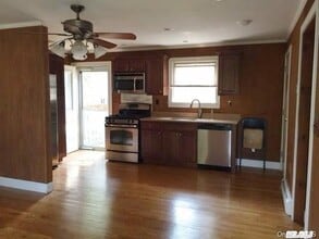 43 Totten Pl in Babylon, NY - Building Photo - Building Photo