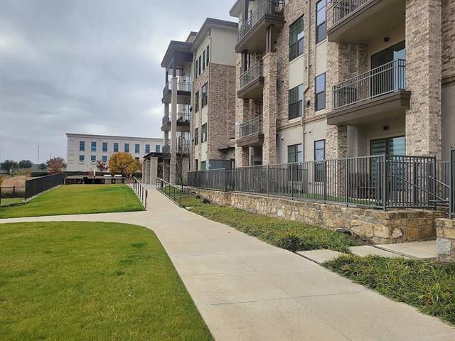 2700 Old Denton Rd in Carrollton, TX - Foto de edificio - Building Photo