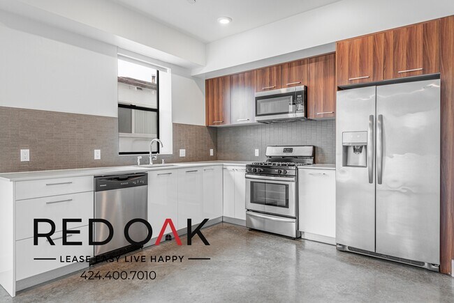 5727 La Mirada Ave in Los Angeles, CA - Building Photo - Building Photo
