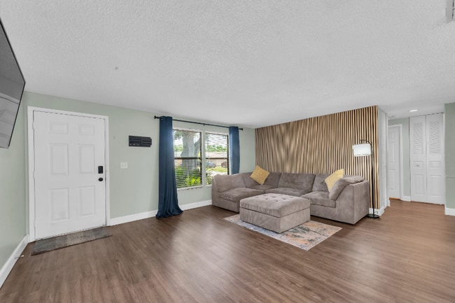 502 Timber Bay Cir E in Oldsmar, FL - Building Photo - Building Photo