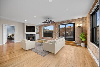 1635 W Belmont Ave in Chicago, IL - Building Photo - Building Photo