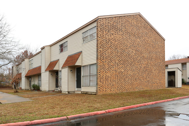 Willow Bend I and II Apartments in Jacksonville, AR - Building Photo - Building Photo