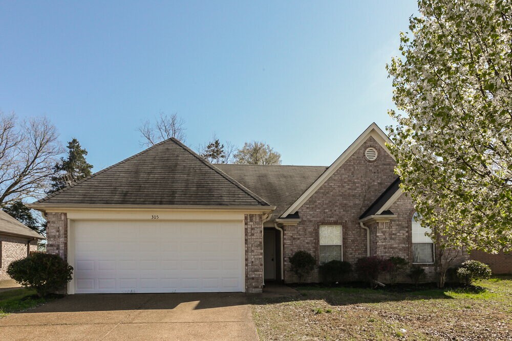 305 Village Dr in Oakland, TN - Building Photo