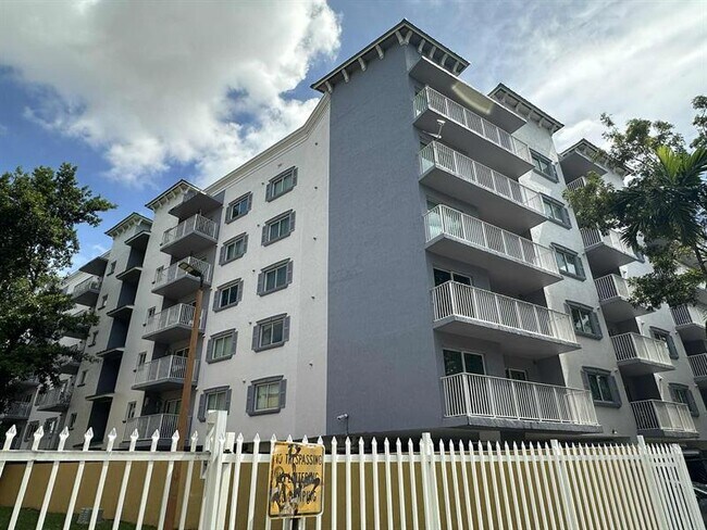 2475 NW 16th St Rd in Miami, FL - Building Photo - Building Photo