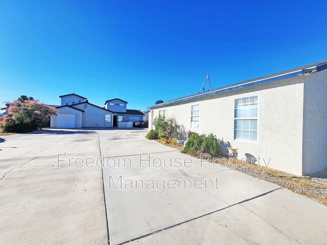 1381 Ogallala St in Pahrump, NV - Building Photo - Building Photo