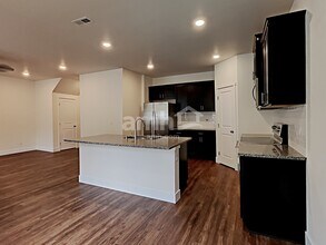 12404 83rd Ave E in South Hill, WA - Foto de edificio - Building Photo