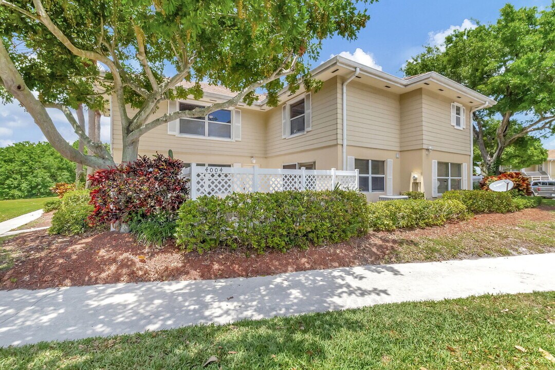 4004 Medford Ct in Boynton Beach, FL - Building Photo