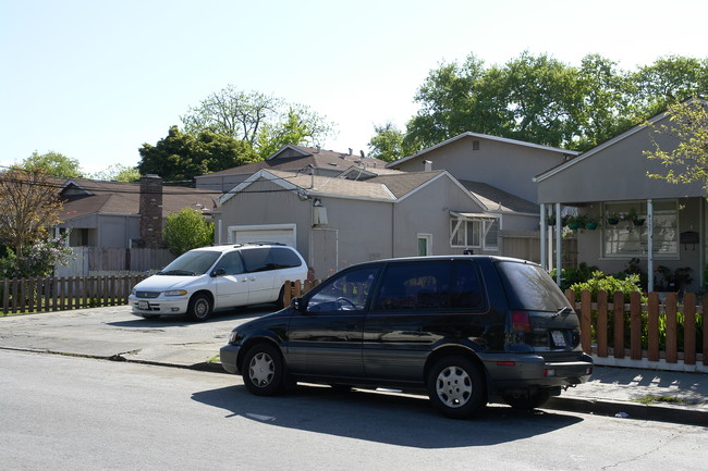 349 Poplar Ave in Redwood City, CA - Foto de edificio - Building Photo