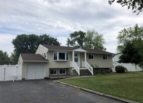 40 Yale St in Port Jefferson Station, NY - Building Photo